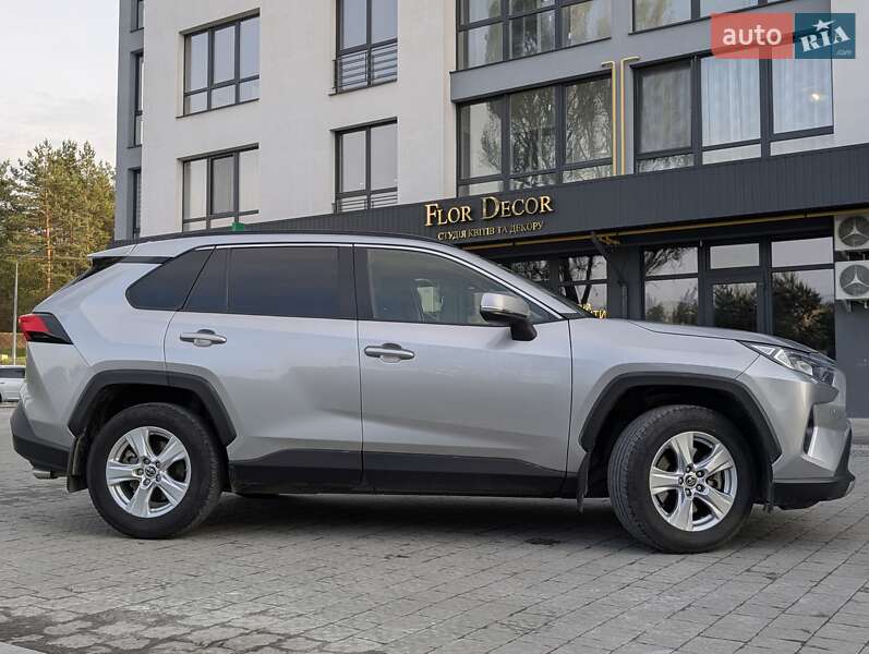 Позашляховик / Кросовер Toyota RAV4 2019 в Львові