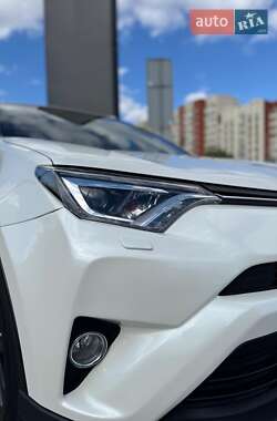Внедорожник / Кроссовер Toyota RAV4 2018 в 
