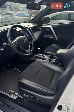 Внедорожник / Кроссовер Toyota RAV4 2018 в 