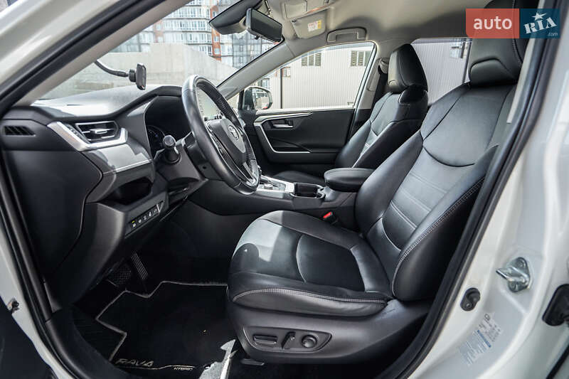 Позашляховик / Кросовер Toyota RAV4 2020 в Львові фото 13 Позашляховик / Кросовер Toyota RAV4 2020 в Львові
