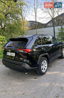 Позашляховик / Кросовер Toyota RAV4 2020 в 