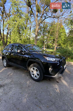 Позашляховик / Кросовер Toyota RAV4 2020 в 