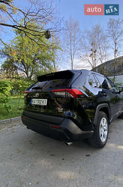 Позашляховик / Кросовер Toyota RAV4 2020 в 