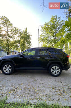 Позашляховик / Кросовер Toyota RAV4 2020 в 