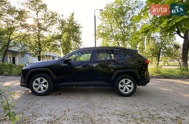 Позашляховик / Кросовер Toyota RAV4 2020 в 