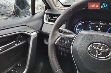 Позашляховик / Кросовер Toyota RAV4 2021 в 