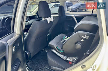 Внедорожник / Кроссовер Toyota RAV4 2016 в 