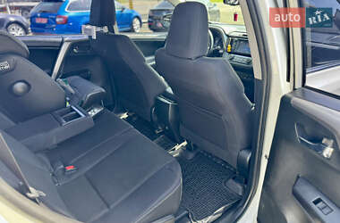 Внедорожник / Кроссовер Toyota RAV4 2016 в 