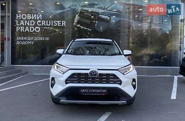 Позашляховик / Кросовер Toyota RAV4 2020 в 
