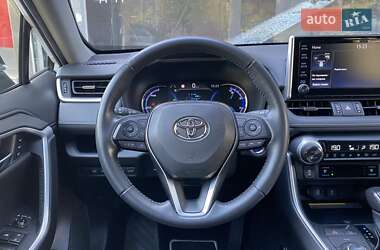 Позашляховик / Кросовер Toyota RAV4 2020 в 