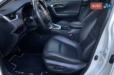 Позашляховик / Кросовер Toyota RAV4 2020 в 