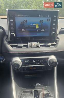 Позашляховик / Кросовер Toyota RAV4 2021 в 