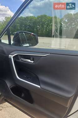 Позашляховик / Кросовер Toyota RAV4 2021 в 