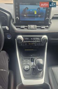 Позашляховик / Кросовер Toyota RAV4 2021 в 