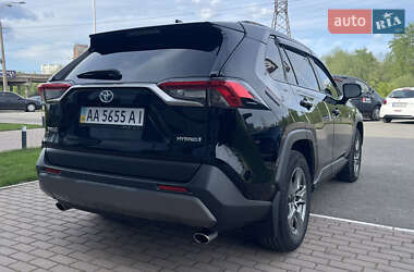 Позашляховик / Кросовер Toyota RAV4 2021 в 