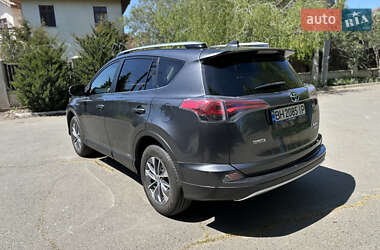 Внедорожник / Кроссовер Toyota RAV4 2018 в 