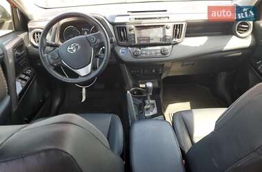 Позашляховик / Кросовер Toyota RAV4 2018 в 