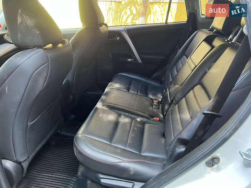 Позашляховик / Кросовер Toyota RAV4 2016 в Дніпрі