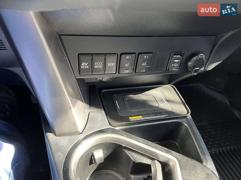 Позашляховик / Кросовер Toyota RAV4 2016 в Дніпрі