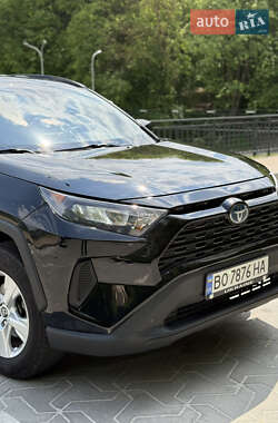 Позашляховик / Кросовер Toyota RAV4 2019 в 