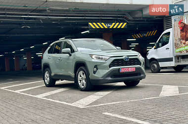 Позашляховик / Кросовер Toyota RAV4 2020 в 