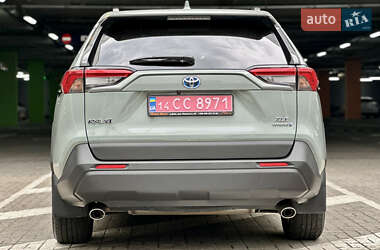 Позашляховик / Кросовер Toyota RAV4 2020 в 