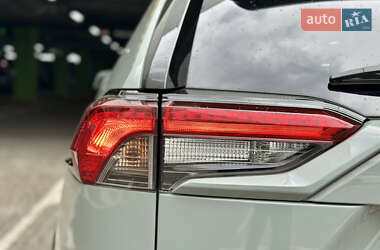 Позашляховик / Кросовер Toyota RAV4 2020 в 