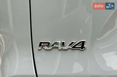 Позашляховик / Кросовер Toyota RAV4 2020 в 