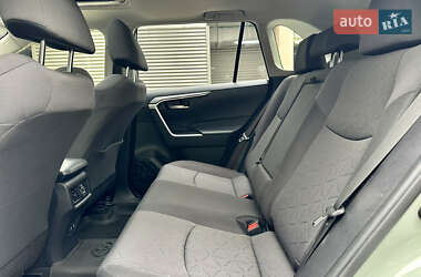 Позашляховик / Кросовер Toyota RAV4 2020 в 