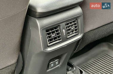 Позашляховик / Кросовер Toyota RAV4 2020 в 