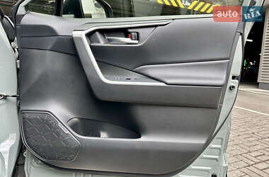 Позашляховик / Кросовер Toyota RAV4 2020 в 