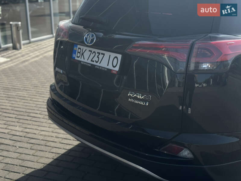 Внедорожник / Кроссовер Toyota RAV4 2017 в Ровно