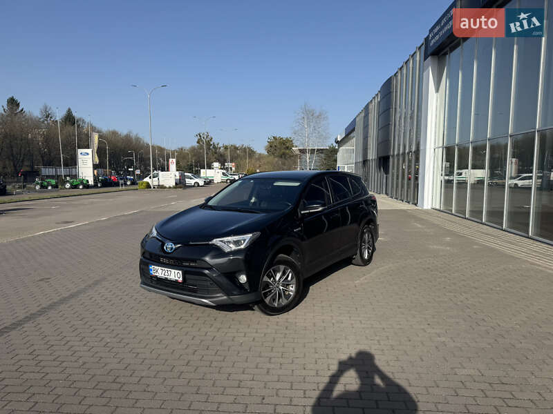 Внедорожник / Кроссовер Toyota RAV4 2017 в Ровно