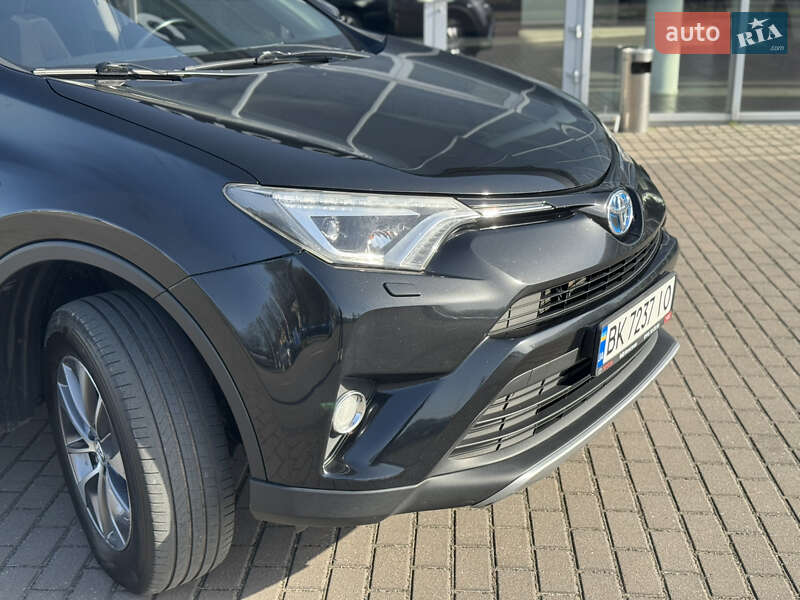 Внедорожник / Кроссовер Toyota RAV4 2017 в Ровно