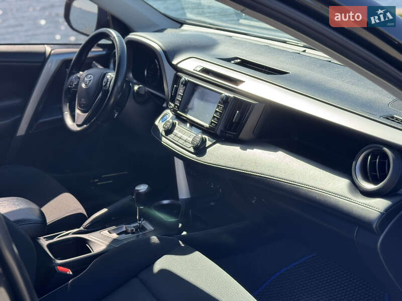 Внедорожник / Кроссовер Toyota RAV4 2017 в Ровно