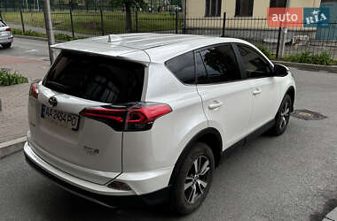 Внедорожник / Кроссовер Toyota RAV4 2017 в 