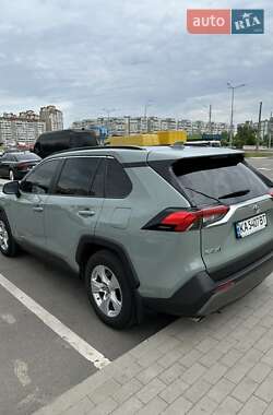 Позашляховик / Кросовер Toyota RAV4 2020 в 