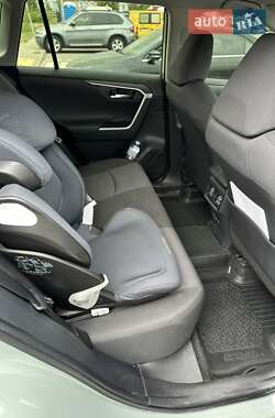 Позашляховик / Кросовер Toyota RAV4 2020 в 