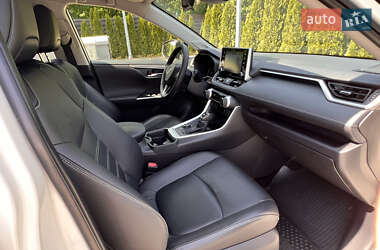 Позашляховик / Кросовер Toyota RAV4 2020 в 