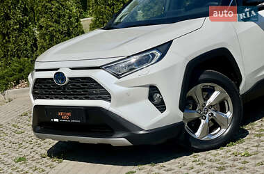 Позашляховик / Кросовер Toyota RAV4 2020 в 