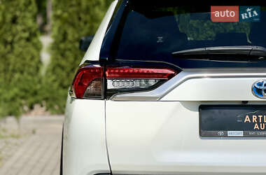 Позашляховик / Кросовер Toyota RAV4 2020 в 