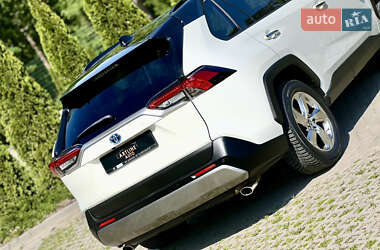 Позашляховик / Кросовер Toyota RAV4 2020 в 
