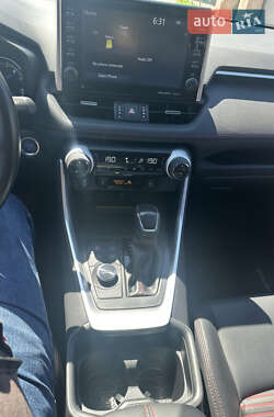 Позашляховик / Кросовер Toyota RAV4 2020 в 