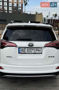 Внедорожник / Кроссовер Toyota RAV4 2018 в 