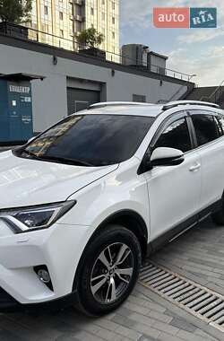 Внедорожник / Кроссовер Toyota RAV4 2018 в 