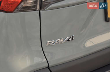 Позашляховик / Кросовер Toyota RAV4 2019 в 