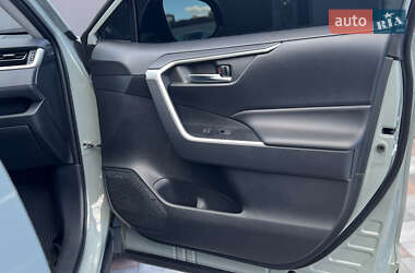 Позашляховик / Кросовер Toyota RAV4 2019 в 