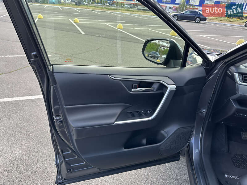 Позашляховик / Кросовер Toyota RAV4 2021 в Києві