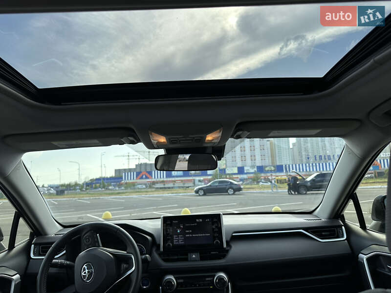 Позашляховик / Кросовер Toyota RAV4 2021 в Києві