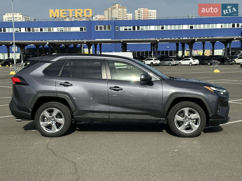 Позашляховик / Кросовер Toyota RAV4 2021 в Києві